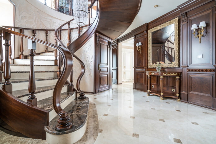 escalera en el interior de una casa de estilo clásico