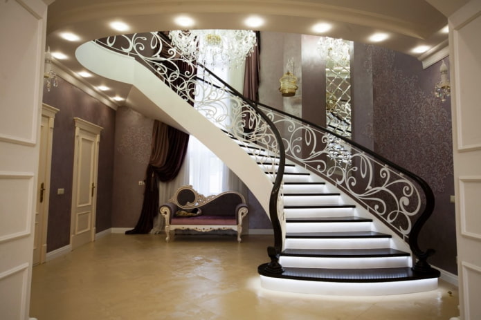 escalera en el interior de una casa de estilo clásico