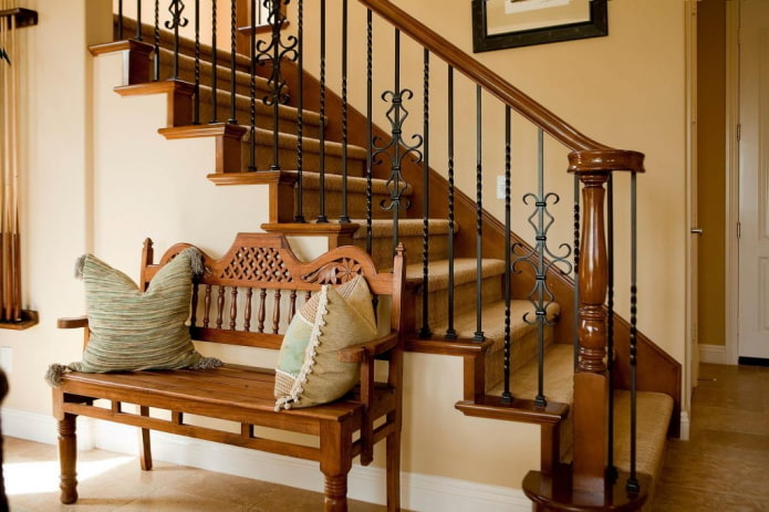 escalera en el interior de una casa de estilo rústico