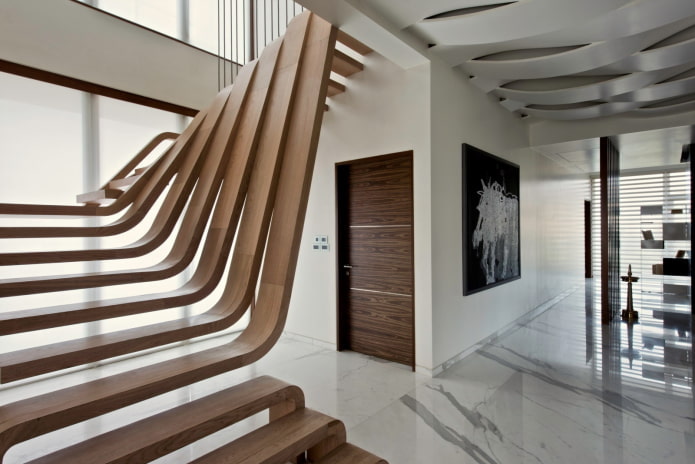 Escalera en el interior de una casa de estilo hi-tech