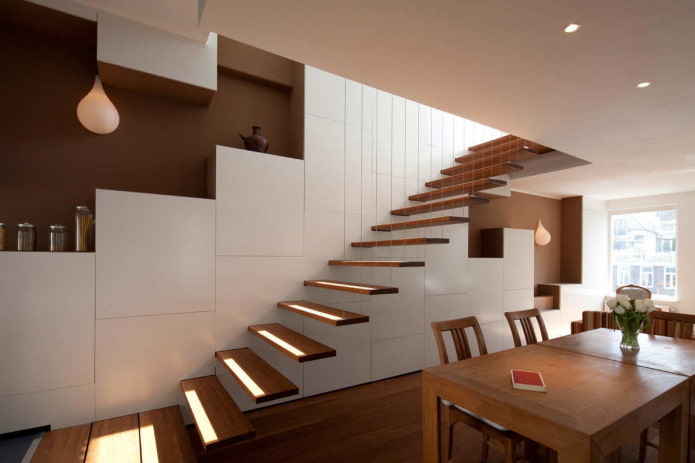 Escalera en el interior de una casa de estilo hi-tech