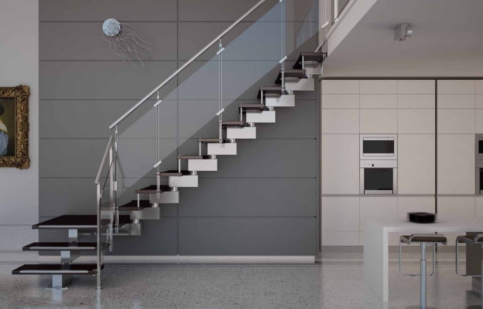 Escalera en el interior de una casa de estilo hi-tech
