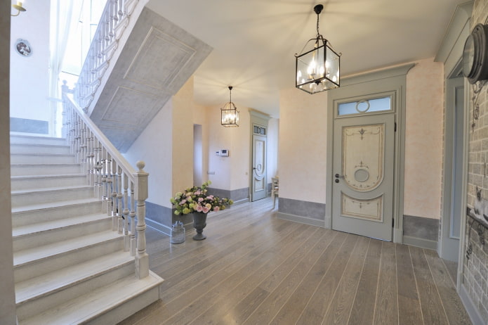 escalera en el interior de una casa de estilo provenzal