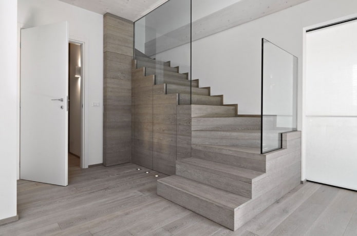 Esquema de colores de las escaleras en el interior de la casa