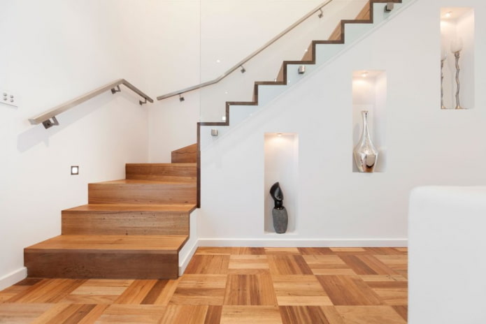 Diseño de escalera en el interior de una casa particular