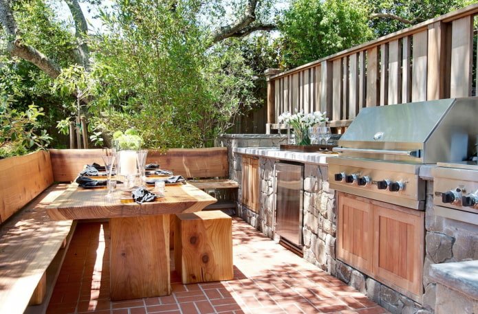 mesa de madera para una residencia de verano