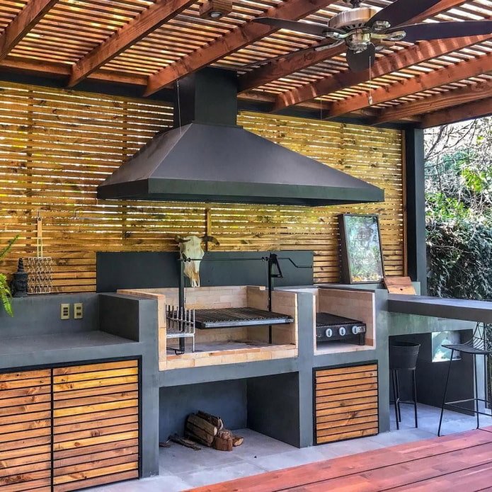 chimenea en una cocina de verano