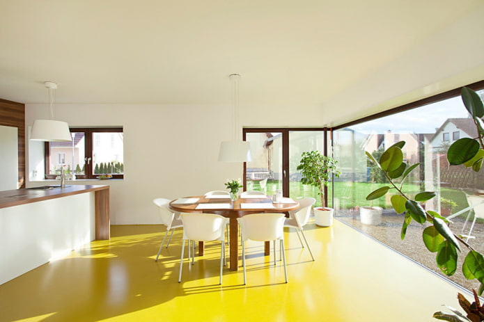 Linóleo amarillo en el interior de la cocina