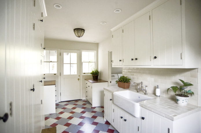 Cocina blanca con suelo de color