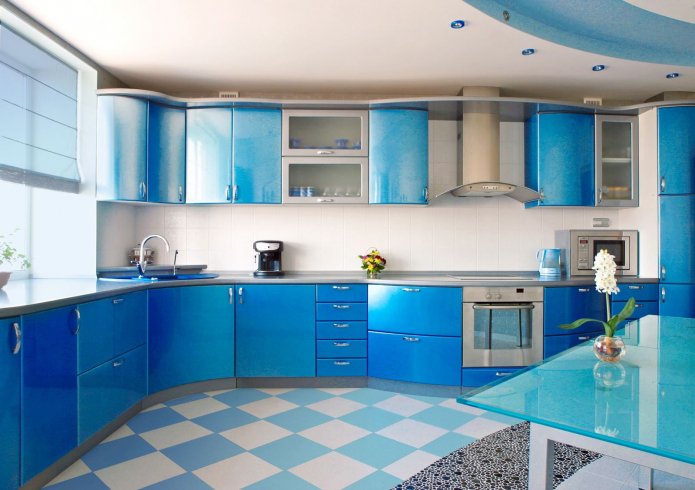linóleo blanco y azul en la cocina