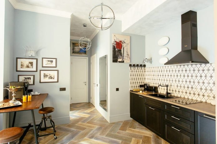Linóleo bajo parquet en el interior de la cocina
