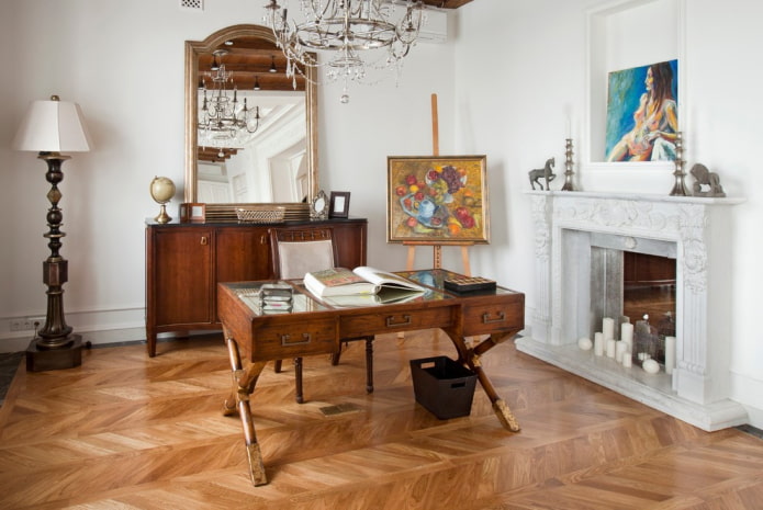 linóleo bajo el parquet en el interior del estudio
