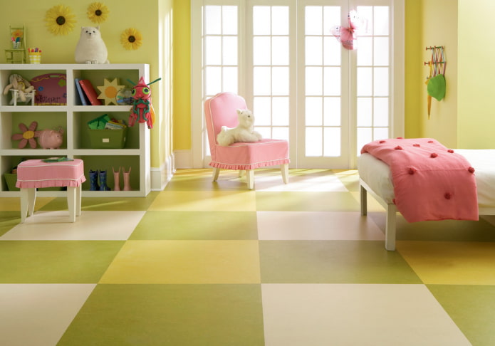 linóleo en el suelo en el interior de la habitación infantil
