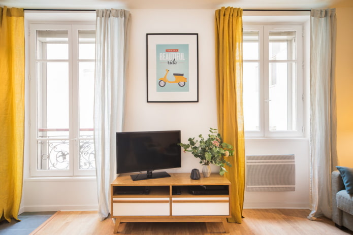 cortinas de lino amarillo en el interior