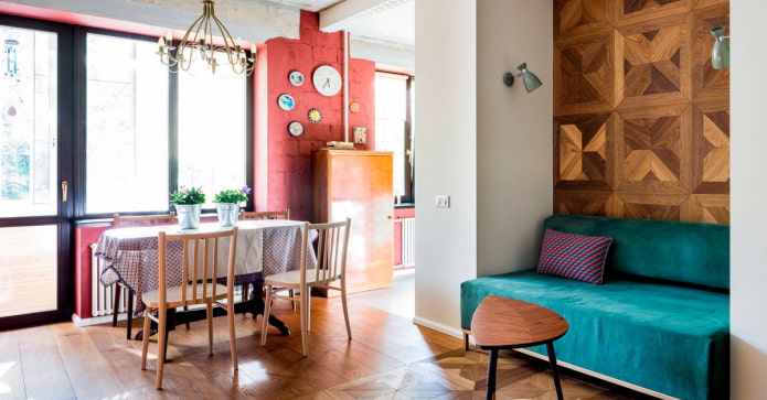Sala de estar estilo loft con un sofá brillante