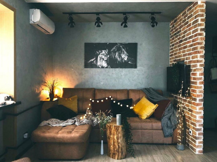 sala de estar en un edificio de Khrushchev en estilo loft