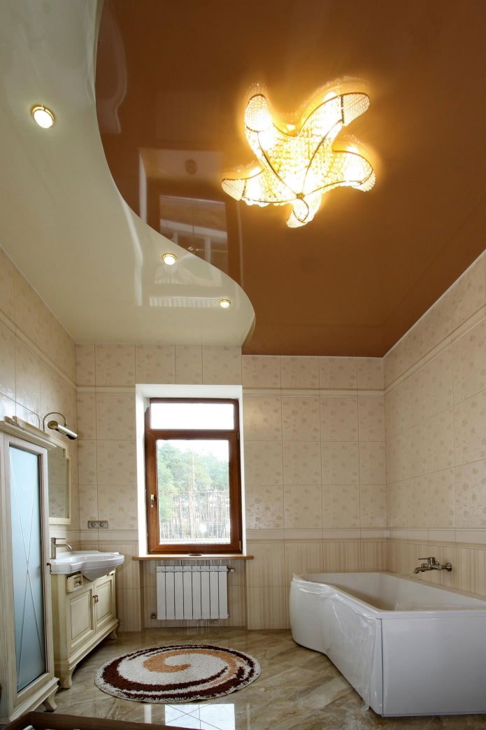 techo tensado con lámpara de araña en el baño