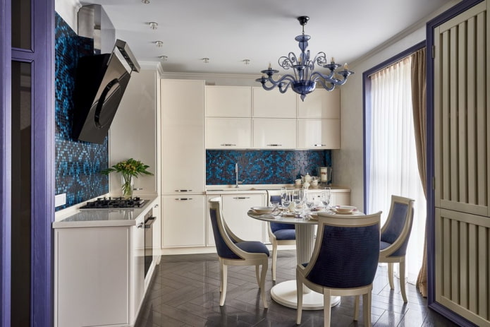 candelabro sobre la mesa del comedor en la cocina