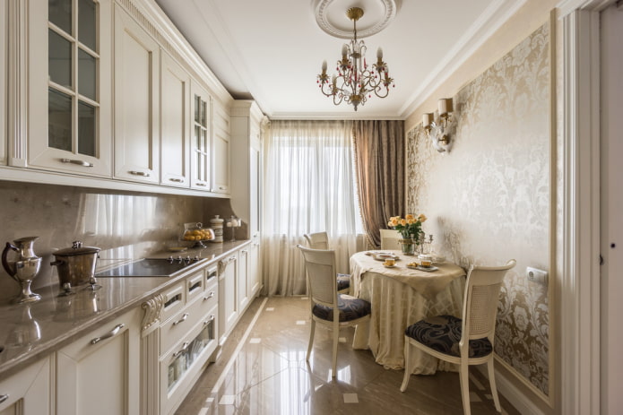 Lámpara de araña en el interior de la cocina en estilo clásico