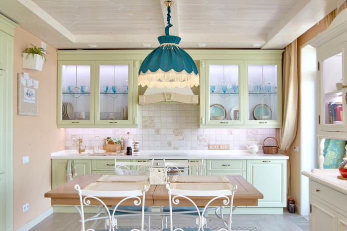 Lámpara de araña en el interior de la cocina de estilo provenzal