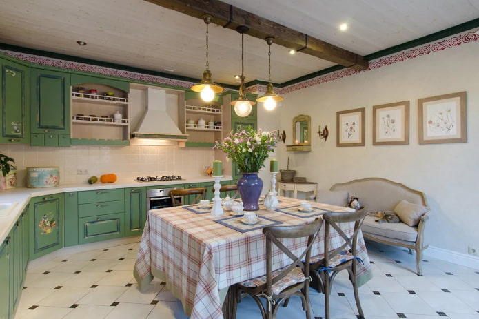 lámpara de araña en el interior de la cocina de estilo provenzal