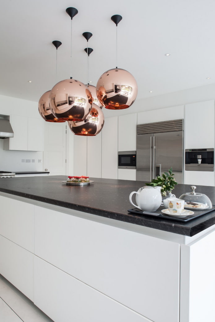 iluminación en la cocina en forma de colgantes