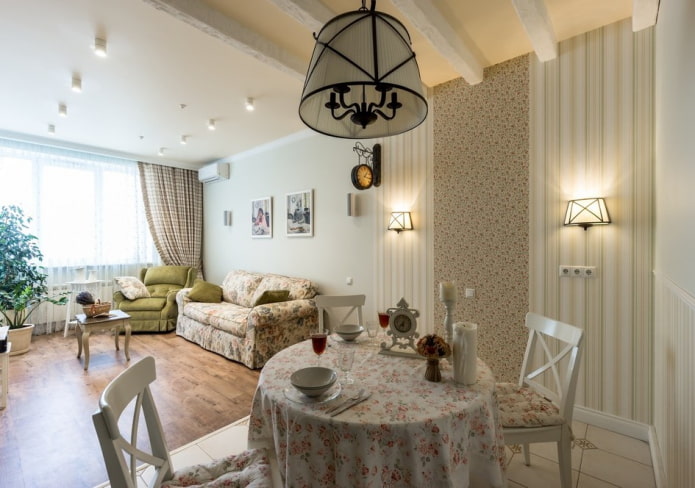 Lámpara de araña en el interior del salón de estilo provenzal