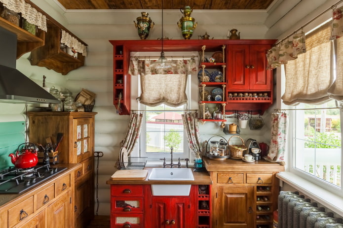 Muebles antiguos en la cocina rústica