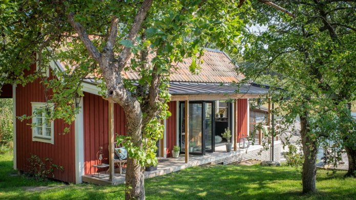 Mini casa con terraza en la orilla