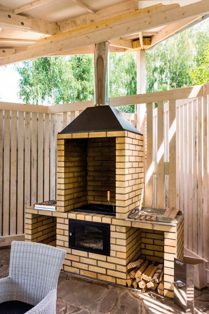 Barbacoa con chimenea en la casa de campo