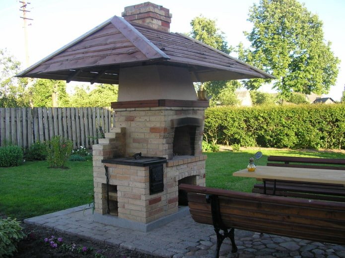 barbacoa con dosel de madera