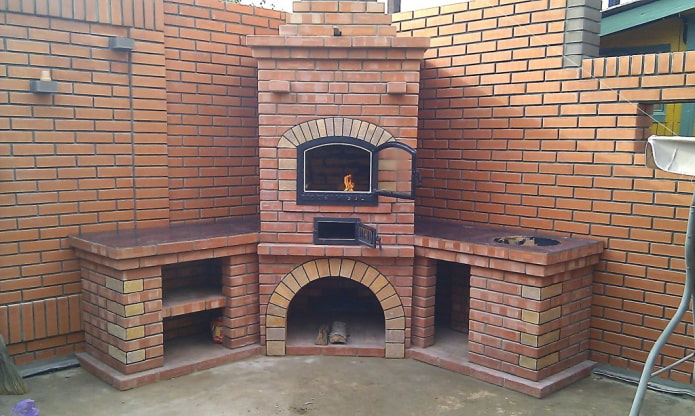 Barbacoa de esquina de ladrillo