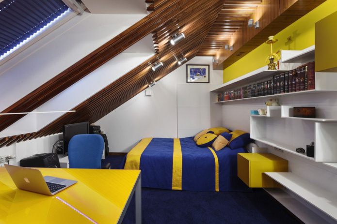habitación con techo abuhardillado bajo