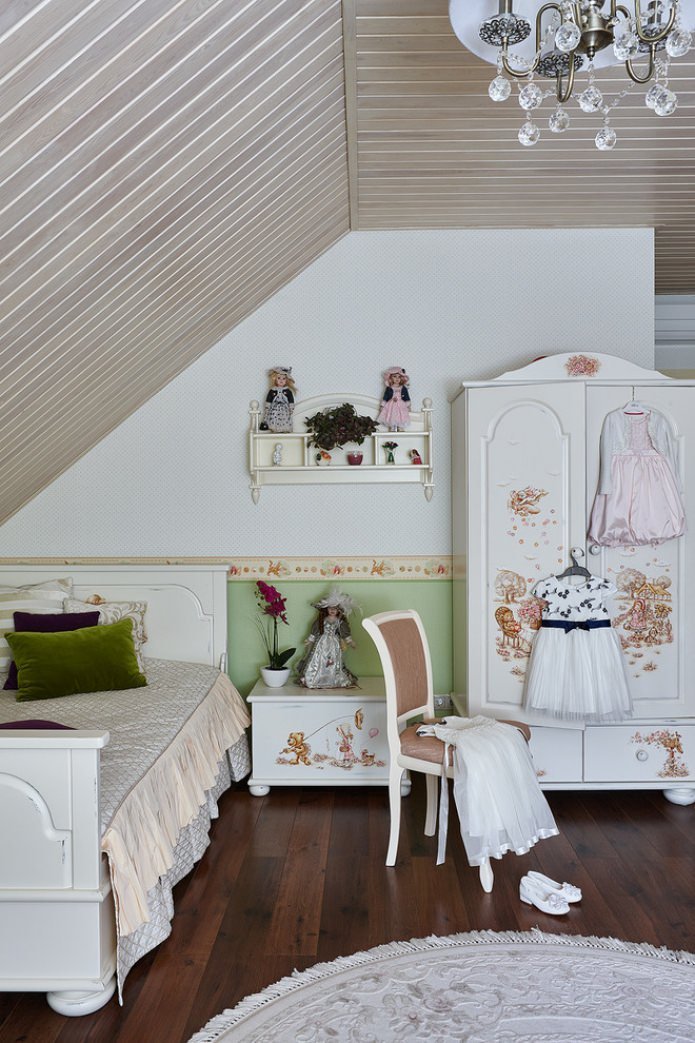 Habitación infantil abuhardillada de estilo clásico