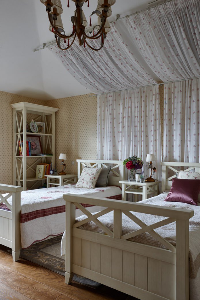 Habitación infantil abuhardillada de estilo clásico