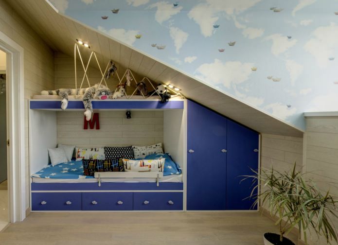 techo abuhardillado en una habitación infantil