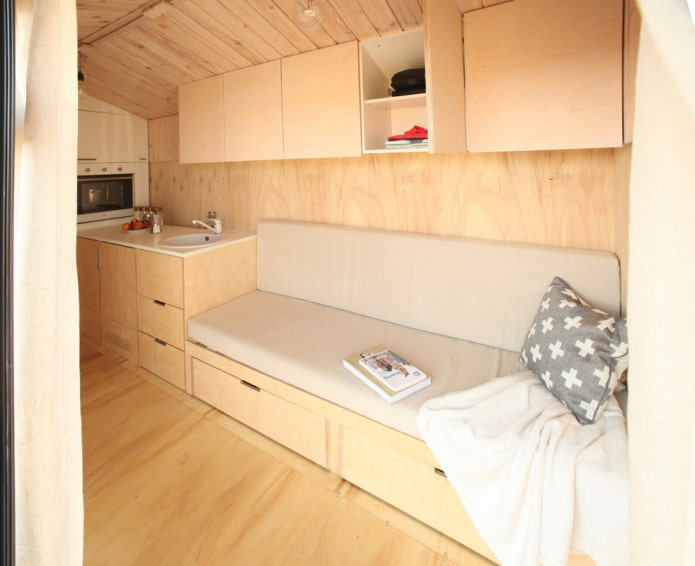 Sofá-mueble en una minicocina