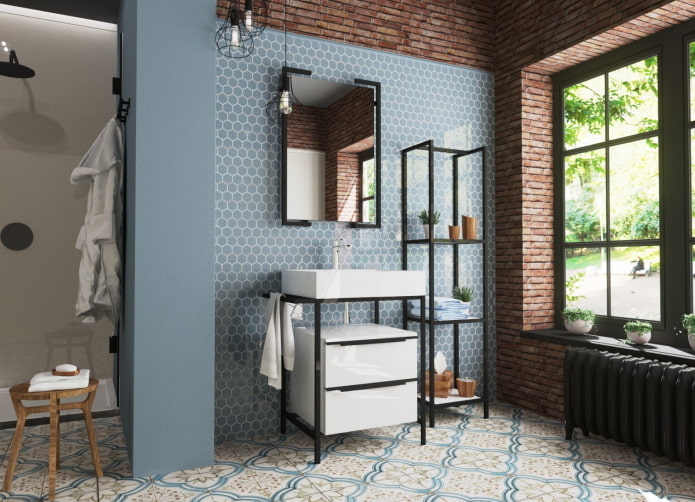 Estantes metálicos en el baño