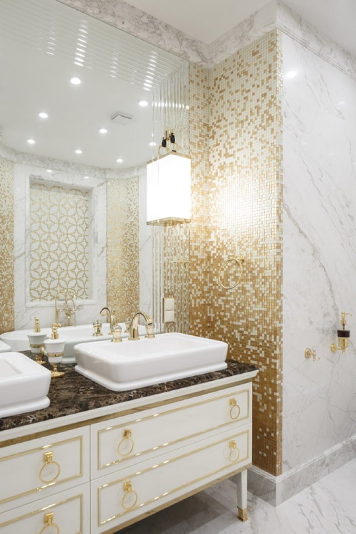 muebles con detalles dorados
