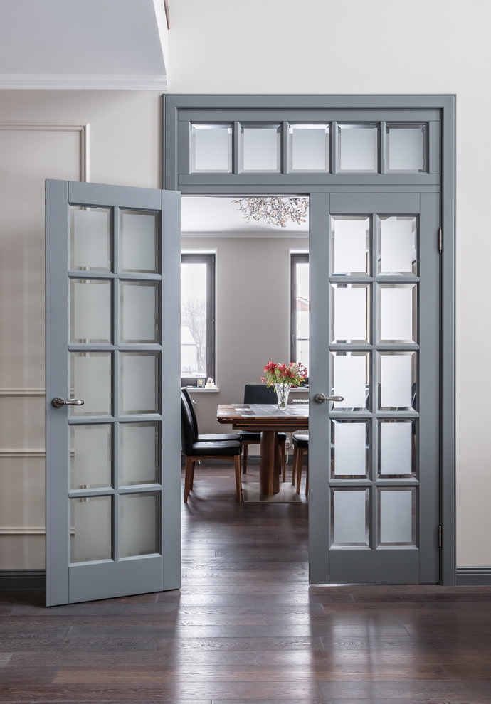Puertas con vidrio esmerilado en el interior