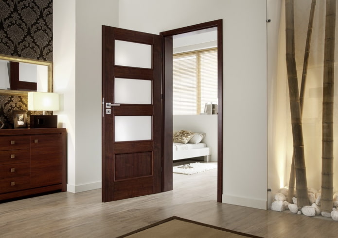 Puertas de color wengué con inserciones de vidrio en el interior