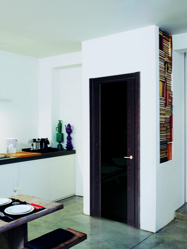 Puertas con vidrio negro en el interior