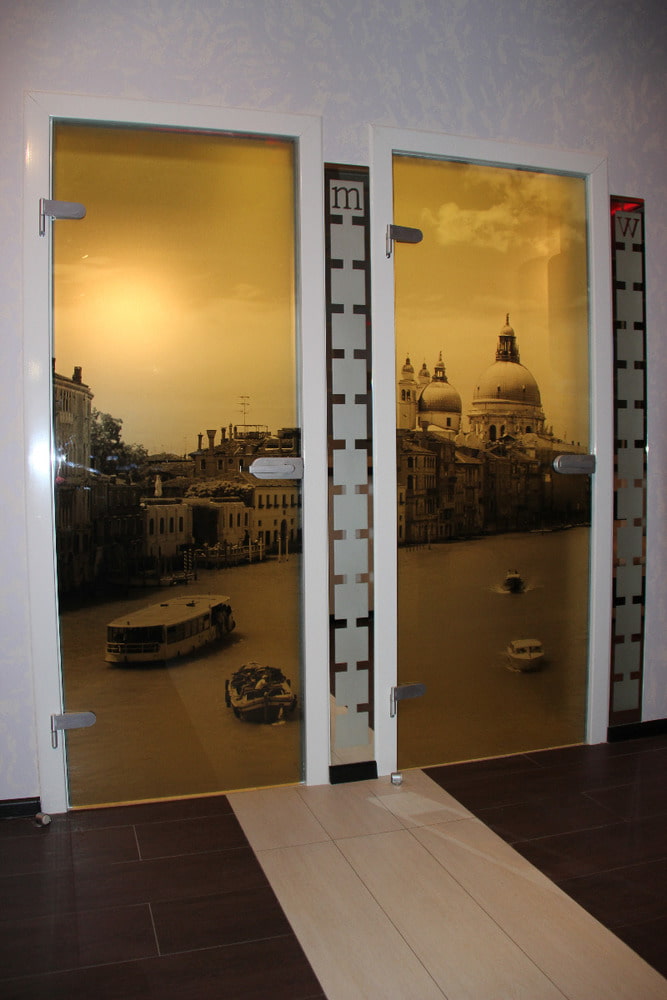 Puertas de cristal con impresión fotográfica en el interior