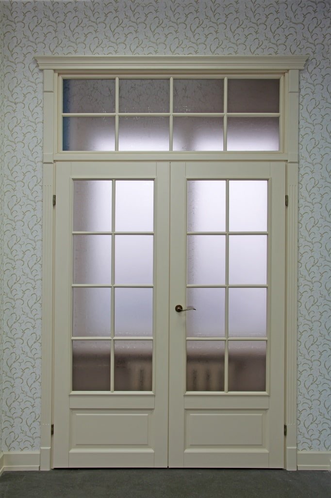 Puertas con vidrio enrejado en el interior