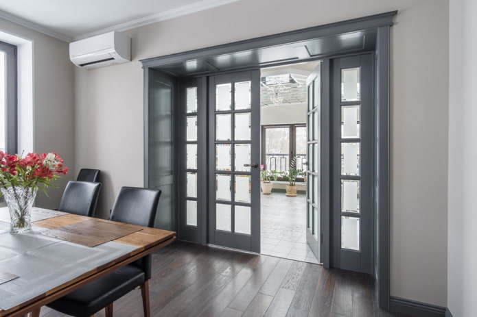 Puertas grises con inserciones de vidrio en el interior