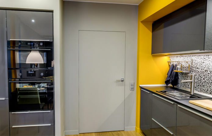 Puertas grises en el interior