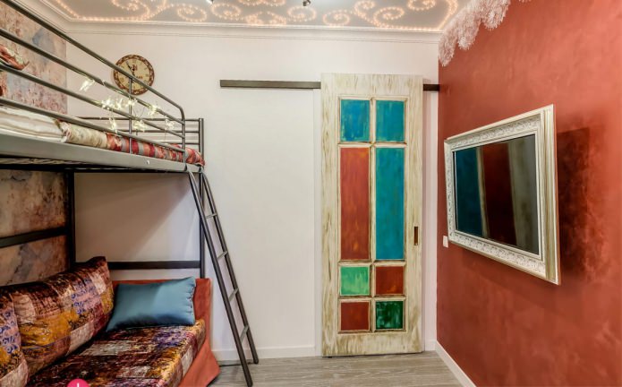 Puerta interior corredera en el interior de la habitación infantil