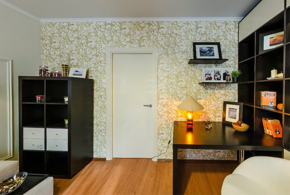 combinación de papel pintado con laminado y puertas