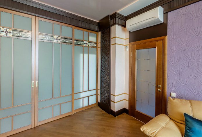 Puerta interior de madera con inserciones de vidrio en el interior