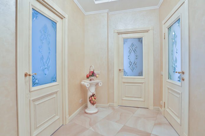 Puerta interior de madera con inserciones de vidrio en el interior del pasillo